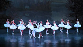 Russian dancers perform in ballet "Swan Lake" in China's Zhengzhou