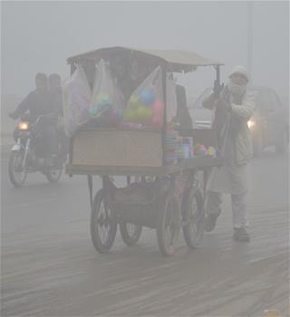 heavy fog shrouds Pakistan