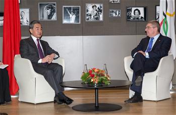 Chinese FM meets with IOC president in Switzerland