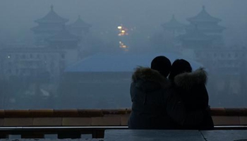 Severe smog lingers in Beijing and many other areas in north China