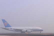 Airports and highways paralyzed by smog in North China
