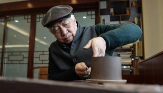 Pic story: Inheritor of Yixing pottery making, E China