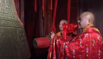 Ringing in the New Year at Hanshan Temple in E China