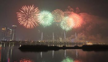 Fireworks paint sky over Xiangjiang River to celebrate New Year