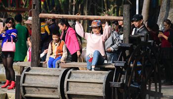 People enjoy leisure time during New Year holiday in China's Guangxi