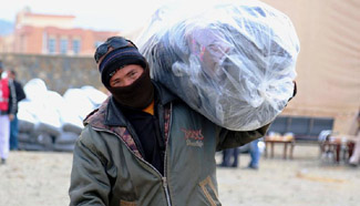 Afghan gov't and aid agencies help needy people for winter