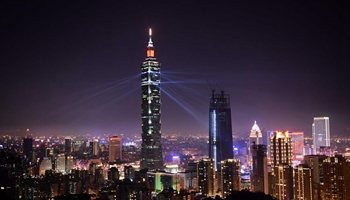 Light show illuminates Taipei 101 skyscraper