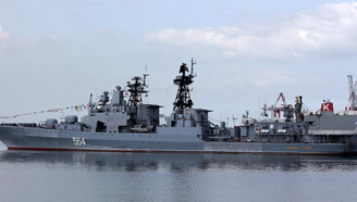 Russian anti-submarine destroyer, replenishment vessel dock in Manila
