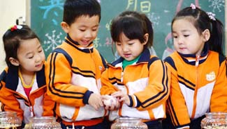 Children eat Laba congee in north China's Hebei