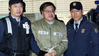Former presidential secretaries arrive for questioning in Seoul