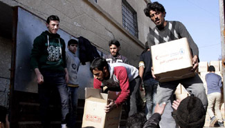 Syrians receive UN relief aid in Muadamiyeh