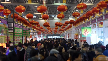 Residents do Spring Festival shopping in E China