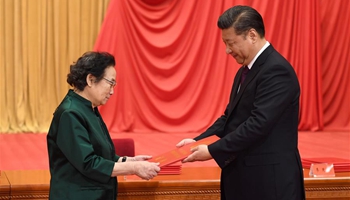 Xi presents China's top science award to two scientists