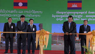 Cambodian, Lao PMs jointly open new border checkpoint