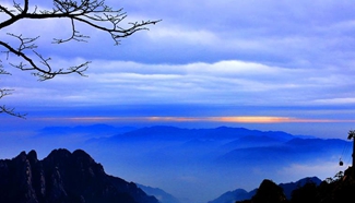 Huangshan Mountain shrouds in clouds in E China