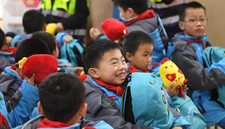 Students from impoverished families receive gift packages in SE China