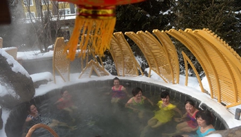 Tourists enjoy hot spring in NE China's Changbai Mountain