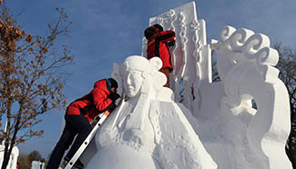 Participants busy for 22nd Harbin Int'l Snow Sculpture Competition