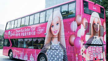 Barbie-themed sightseeing bus debuts in Shanghai