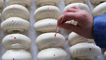 Sales of traditional steamed buns boom ahead of Spring Festival in N China