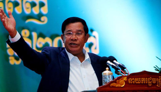 Cambodian PM hosts dinner for local journalists, spokespersons for 1st time