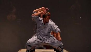 Shaolin monks and Chilean choreographer dance inside box