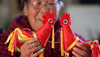 Folk artist Du Yifang makes rooster dolls to bring good luck in new year