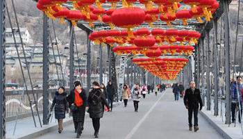 Lanterns put up on bridge to greet Spring Festival