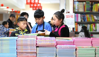 Primary school students take part in social practices in Jimo Bookstore in E China