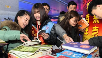 Jinan Railway Station organizes activity to greet upcoming Spring Festival