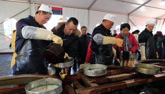 Soy sauce sold like hot cakes before Spring Festival in E China