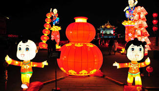 Lantern fair held on ancient city wall of Xi'an, NW China