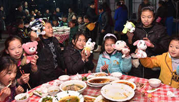 Volunteers prepare festival meal for scrap dealers, families in Ningbo