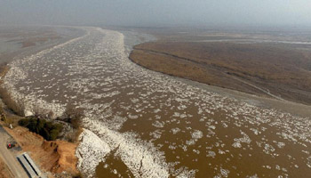 Floating ice appears on heyang section of Yellow River in N China