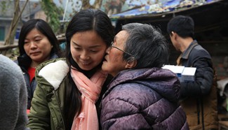 Volunteers visit elderly lady living alone in Chongqing