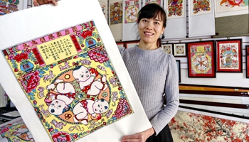 Handicraftsmen make Wuqiang woodblock new year paintings in N China