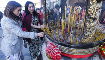 People pray on 1st day of Chinese Lunar New Year in Los Angeles