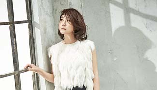 Actress Yan Ni releases fashion shots