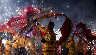 Dragon dance in SW China greets Lantern Festival