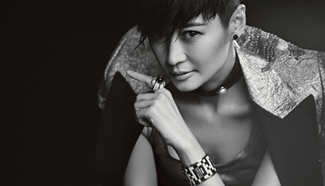 Actress Liang Jing releases fashion shots