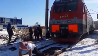 New world record! Russian man pulls 288 ton locomotive