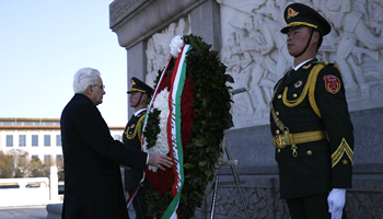 Italian president offers wreath to Monument to the People's Heroes at Tian'anmen Square