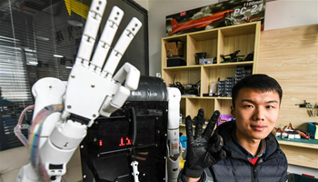 Robot adept in interpreting sign language developed by China's college students