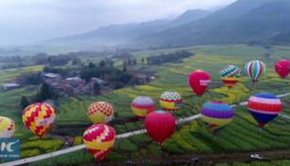 Love in the air! Watch Chinese couples hold hot air balloon group wedding