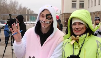 "March cats"! Cheerful Russian runners in costume race