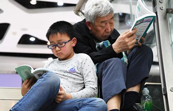 Citizens in SW China read books to spend Qingming Holiday