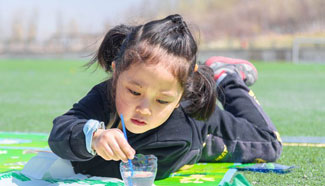 Families enjoy spring time in Yinchuan, NW China