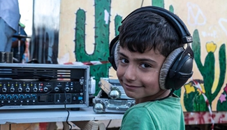 Venezuelan musicians give concert at refugee camp in Greece