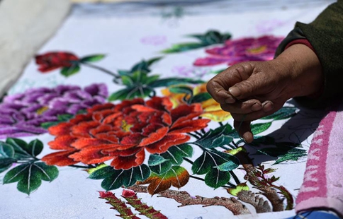 Successor of intangible cultural heritage of Ningxia makes embroidery works