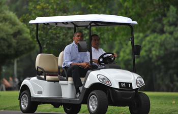 Obama, Widodo drive through presidential palace in Bogor, Indonesia